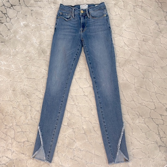 Frame Le Skinny de Jeanne Asymmetrical Hem Jeans in Cristallo